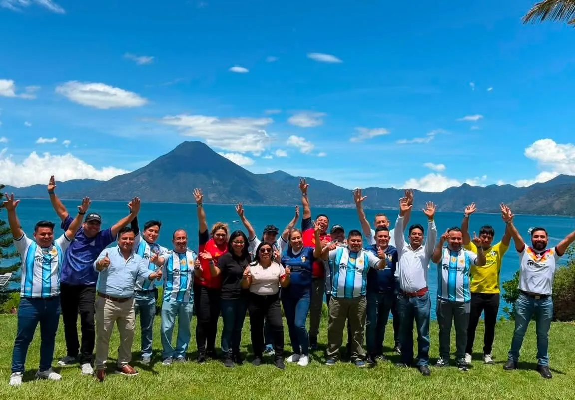 Taller de equipo frente al lago de Atitlán